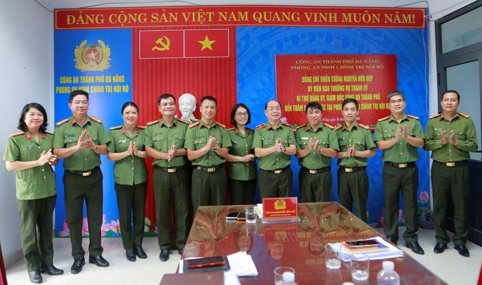Thiếu tướng Nguyễn Hữu Hợp và lãnh đạo các phòng nghiệp vụ chụp ảnh lưu niệm cùng tập thể lãnh đạo Phòng An ninh chính trị nội bộ.