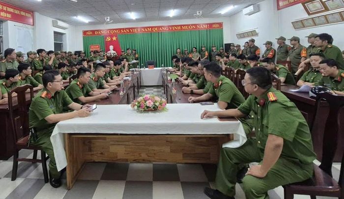 Khoảng 150 cán bộ, chiến sĩ thuộc Công an phường Hải Châu được huy động, ra quân kiểm tra ma túy rạng sáng 16-7