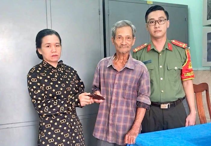 Công an xã Điện Bàn Tây và ông Duy trao trả tài sản cho chị Dung.
