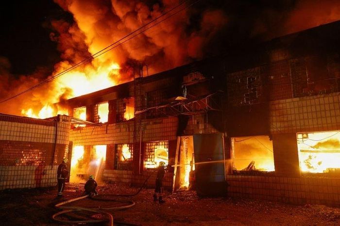 Một đám cháy gây ra7 do cuộc tấn công của Nga tại thủ đô Kiev (Ukraine)7 vào ngày 16-7. Ảnh: Reuters