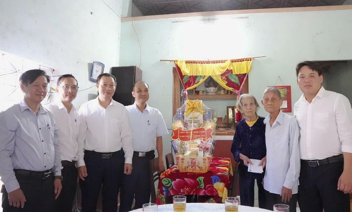 Phó Chủ tịch UBND thành phố Đà Nẵng Lê Quang Nam thăm và tặng quà,