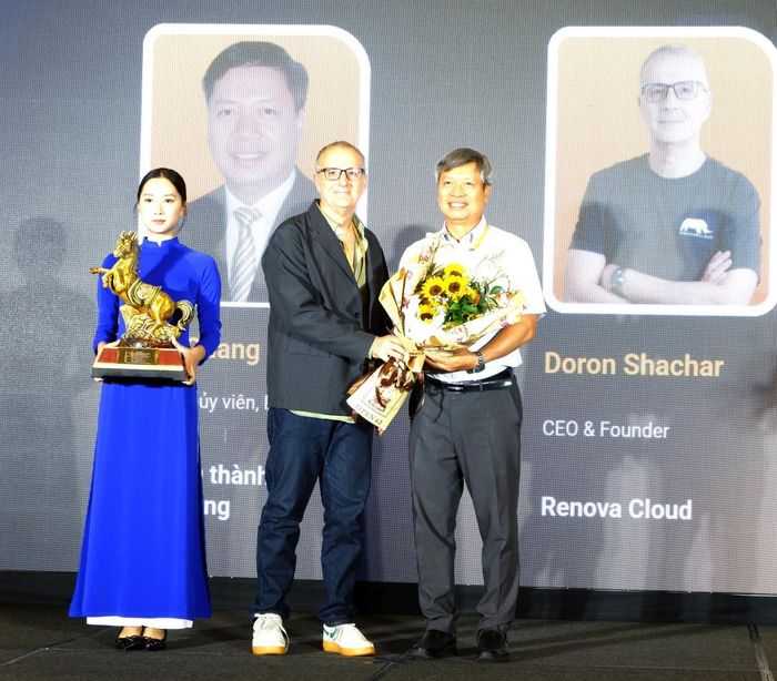 Giám đốc Điều hành Renova Cloud Việt Nam Doron Shachar tặng hoa cho Phó Chủ tịch UBND TP Đà Nẵng Hồ Quang Bửu. Ảnh: P.T
