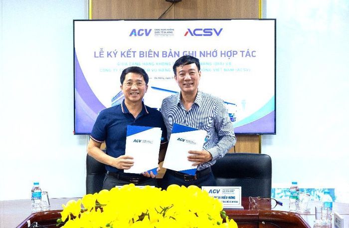 Đại diện lãnh đạo Cảng hàng không quốc tế Đà Nẵng và ACSV ký kết biên bản ghi nhớ hợp tác.