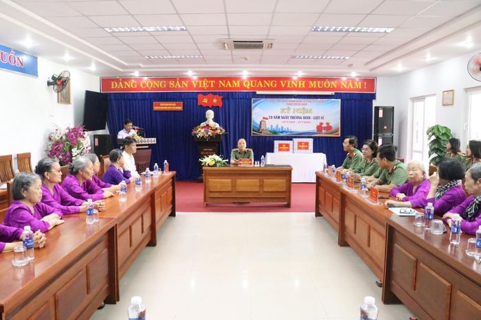 Đoàn đến thăm, tặng quà Trung tâm Phụng dưỡng người có công thành phố Đà Nẵng