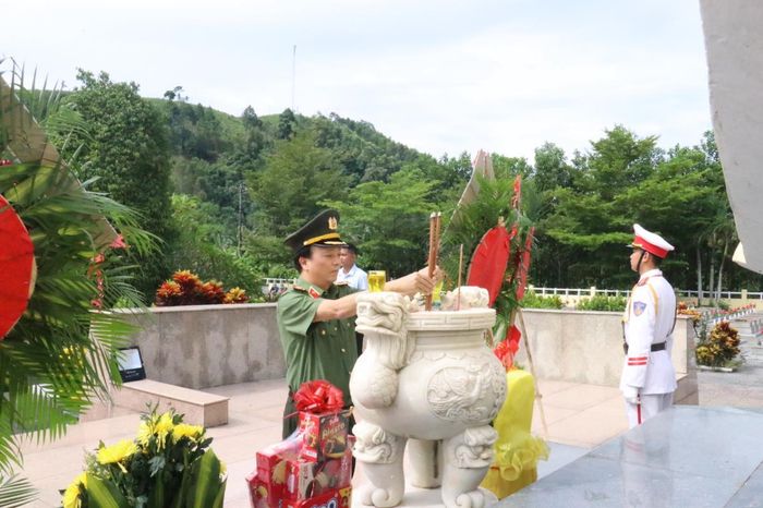 Thứ trưởng Đặng Hồng Đức dâng hoa, dâng hương