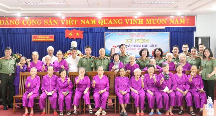 Chụp ảnh lưu niệm tại Trung tâm
