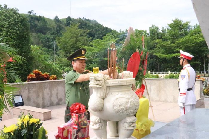 Thiếu tướng Nguyễn Hữu Hợp- Ủy viên Ban Thường vụ Thành ủy, Bí thư Đảng ủy, Giám đốc Công an TP dâng hương