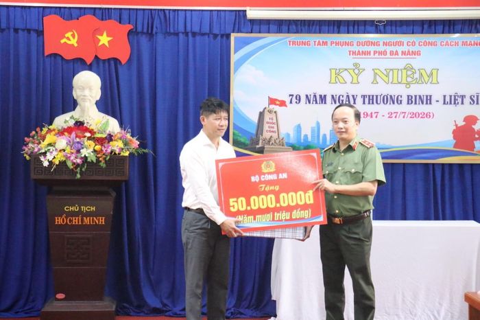 Bộ Công an tặng quà cho Trung tâm