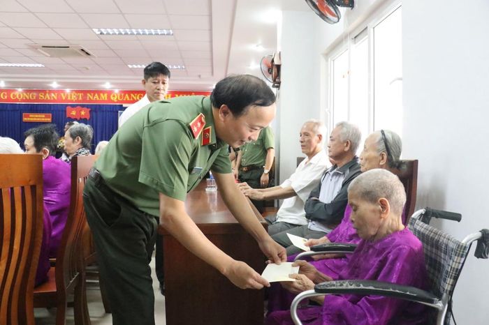 Thứ trưởng Đặng Hồng Đức trao 24 suất quà cho những người có công đang được chăm sóc tại Trung tâm