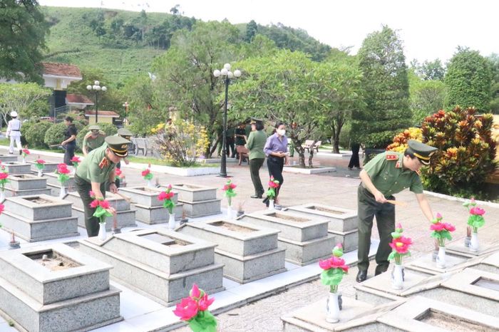 Trương tướng Đặng Hồng Đức và Thiếu tướng Nguyễn Hữu Hợp thắp hương phần mộ các Anh hùng liệt sỹ