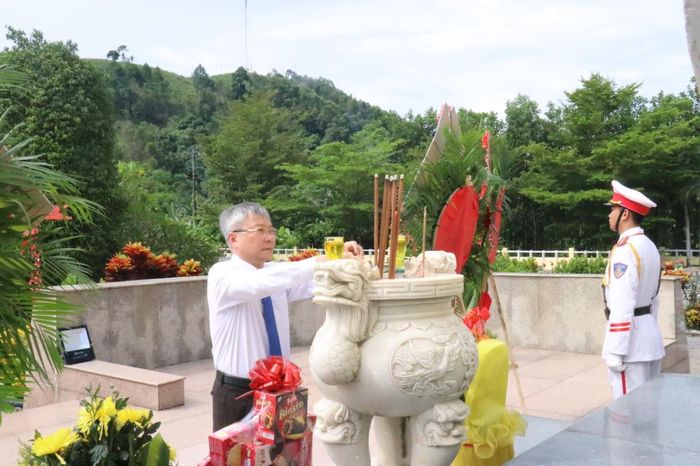 Phó Bí thư Thành ủy, Chủ tịch HĐND TP Đà Nẵng Nguyễn Đức Dũng dâng hương