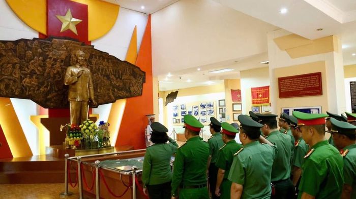 Dâng hoa Chủ tịch Hồ Chí Minh tại Khu Di tích lịch sử An ninh Khu V
