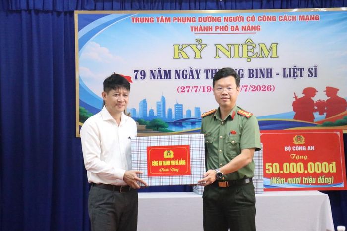 Công an TP Đà Nẵng tặng quà cho Trung tâm