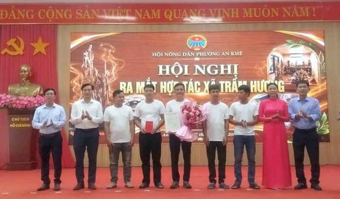 Lãnh đạo phường An Khê trao quyết định và tặng hoa chúc mừng nhân dịp ra mắt HTX Trầm Hương.