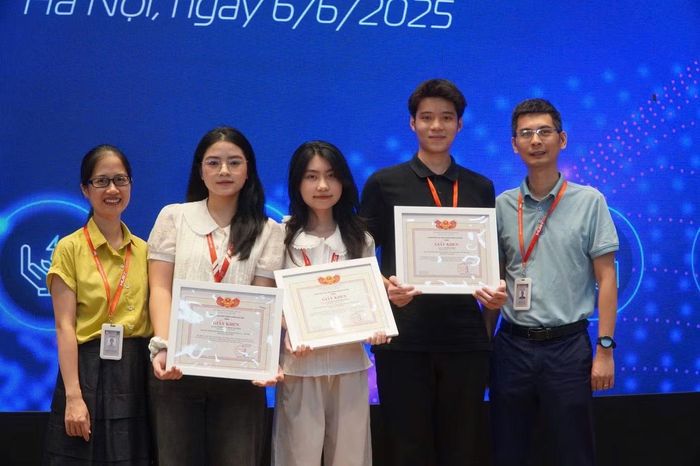 Lê Đức Anh (thứ hai, từ phải sang) cùng cô giáo hướng dẫn - TS Nguyễn Thanh Hòa và PGS. TS Phạm Tuấn Anh tại Lễ trao giải Sinh viên Nghiên cứu khoa học năm 2025.