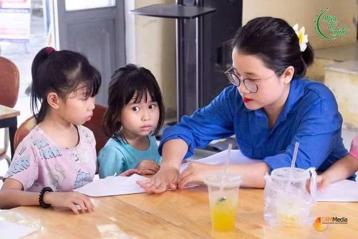 Phương Thảo và các em nhỏ tại chiến dịch “Mùa Hè xanh”.