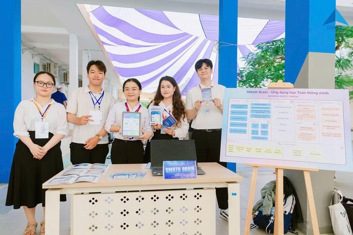 Phương Thảo cùng đội thi tại khu vực giới thiệu dự án “SmartBrain - Phát triển tư duy toán học” tại Startup Runway 2025.