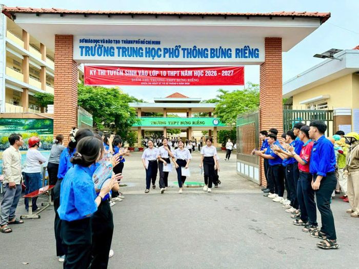 Học sinh ra về sau khi dự thi tuyển sinh lớp 10 công lập tại Trường THPT Bưng Riềng (Xuyên Mộc, TPHCM). ẢNH: KHÁNH CHI