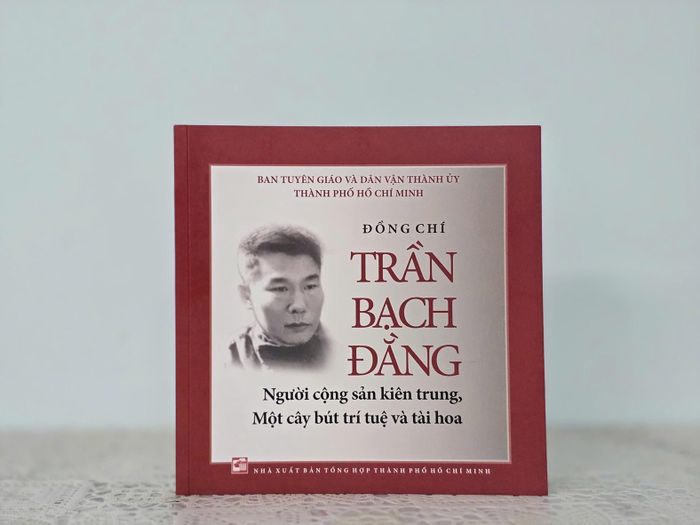 Cuốn sách "Đồng chí Trần Bạch Đằng - Người cộng sản kiên trung, Một cây bút trí tuệ và tài hoa". ẢNH: NXB TỔNG HỢP TPHCM CUNG CẤP