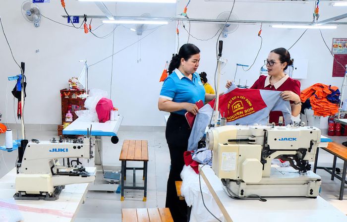 Công ty TNHH May mặc Unigar (phường Bà Rịa, TPHCM) mở rộng quy mô sản xuất nhờ sự tiếp sức của Hội LHPN phường Bà Rịa. ẢNH: TRÚC GIANG