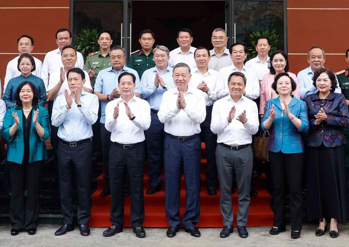 Tổng Bí thư, Chủ tịch nước Tô Lâm và các đại biểu dự buổi làm việc với Ban Thường vụ Tỉnh ủy Sơn La, ngày 16-7. Ảnh: TTXVN