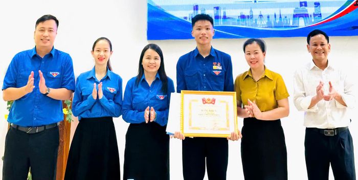 Tỉnh đoàn Quảng Trị trao bằng khen và huy hiệu “Tuổi trẻ dũng cảm” của Trung ương Đoàn đến em Lê Đức Trung. ẢNH: VĂN THẮNG