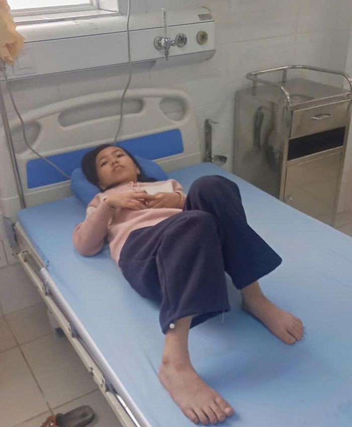 Cháu Đặng Nguyễn Thiên Kim bị giãn bể thận hai bên, chưa có kinh phí chữa trị. ẢNH: ĐOÀN KIÊN