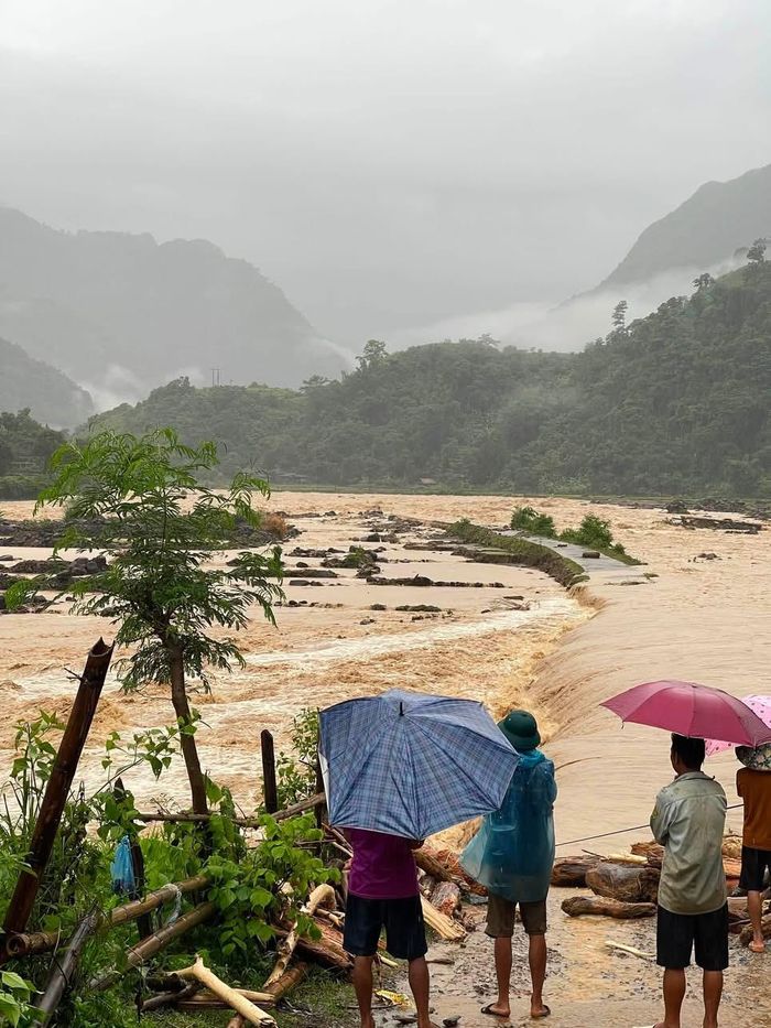 Mưa lũ sáng 17-7 tại thôn Hua Trai, xã Chiềng Lao (tỉnh Sơn La). Ảnh: QUÀNG THỊ PHA