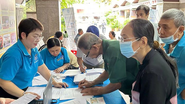 Chuyên viên BHXH TPHCM tư vấn chính sách BHYT, BHXH cho người dân