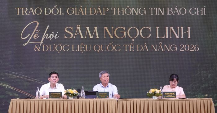  Các đại biểu trả lời họp báo tại lễ hội. Ảnh: XUÂN QUỲNH 
