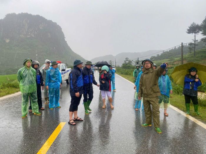  Lực lượng chức năng phân luồng giao thông, kiểm soát các điểm ngập tại xã Mường Than. Ảnh: CỔNG THÔNG TIN ĐIỆN TỬ XÃ MƯỜNG THAN 