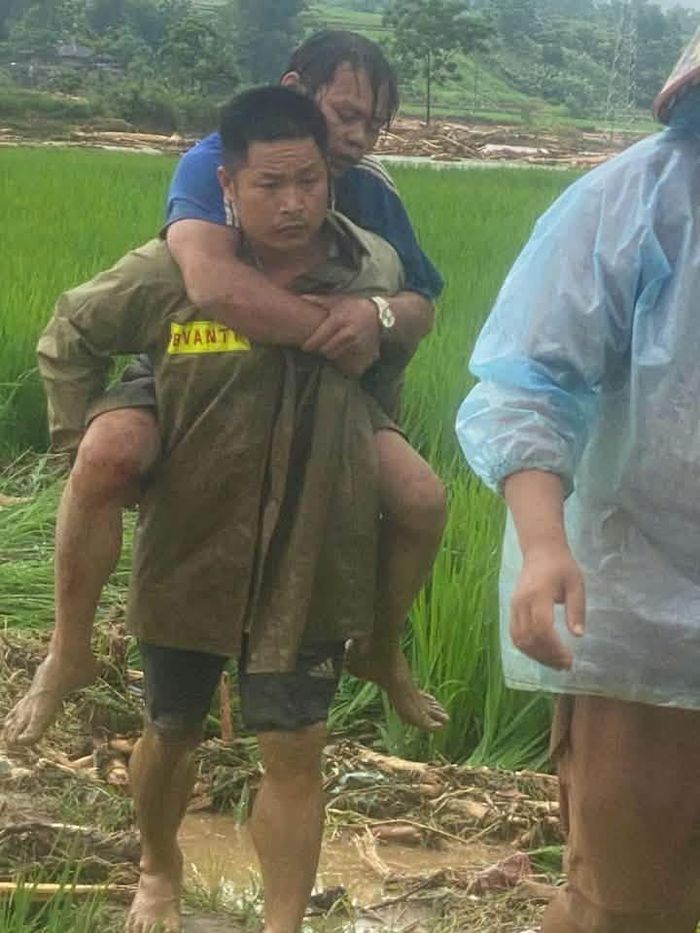  Công an xã Mường Than cứu hộ người dân bị mắc kẹt do mưa lũ sáng 17-7. Ảnh: CÔNG AN TỈNH LAI CHÂU 