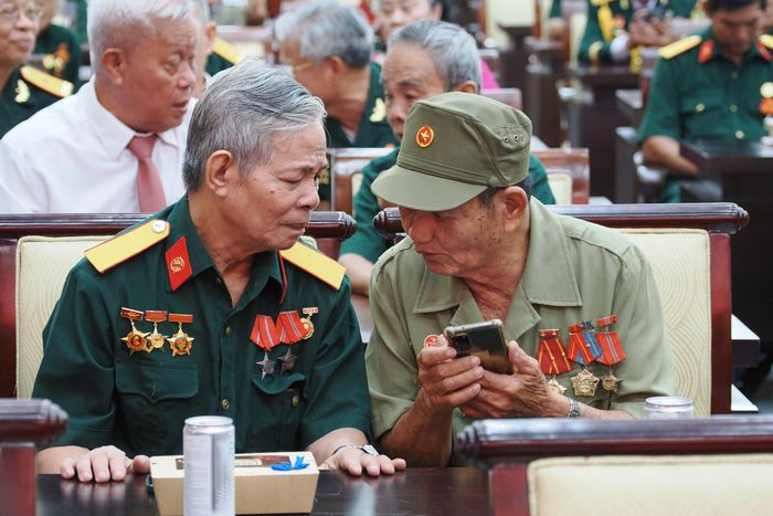  Những người đồng đội xúc động gặp lại nhau trong buổi họp mặt, sáng 17-7. Ảnh: HOÀNG HÙNG 