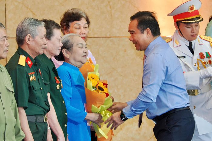  Đồng chí Nguyễn Văn Được tặng hoa tri ân người có công với cách mạng. Ảnh: HOÀNG HÙNG 
