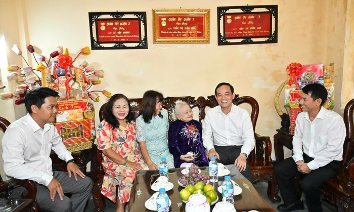  Bí thư Thành ủy TPHCM Trần Lưu Quang thăm bà Trần Thị Xuân Lan, cán bộ tiền khởi nghĩa. Ảnh: VIỆT DŨNG 