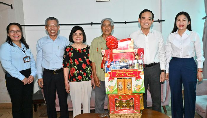  Bí thư Thành ủy TPHCM Trần Lưu Quang thăm ông Phạm Mạnh Hùng, thương binh hạng 4/4. Ảnh: VIỆT DŨNG 