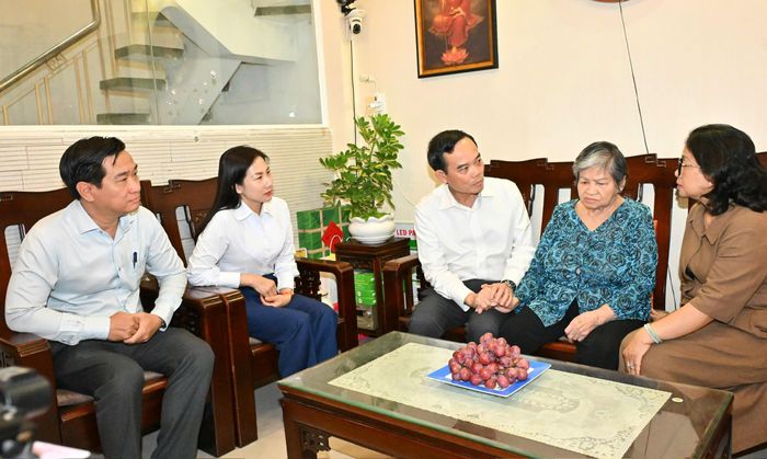  Bí thư Thành ủy TPHCM Trần Lưu Quang thăm hỏi, trò chuyện với Mẹ Việt Nam Anh hùng Nguyễn Thị Bê. Ảnh: VIỆT DŨNG 