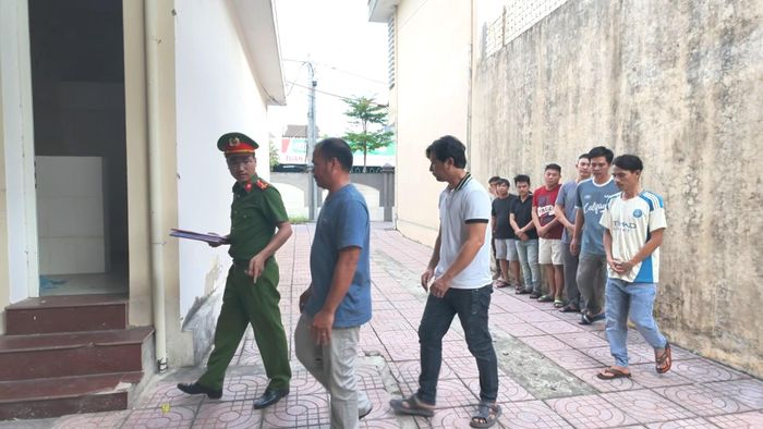Cơ quan công an dẫn giải các đối tượng trong vụ án