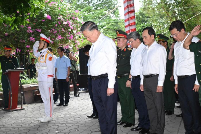 Tổng Bí thư, Chủ tịch nước Tô Lâm cùng đoàn đại biểu mặc niệm tưởng nhớ Tổng Bí thư Trần Phú và các Anh hùng liệt sĩ. Ảnh: VIỆT DŨNG
