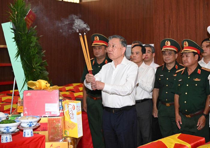 Tổng Bí thư, Chủ tịch nước Tô Lâm dâng hương tưởng niệm các Anh hùng liệt sĩ. Ảnh: VIỆT DŨNG