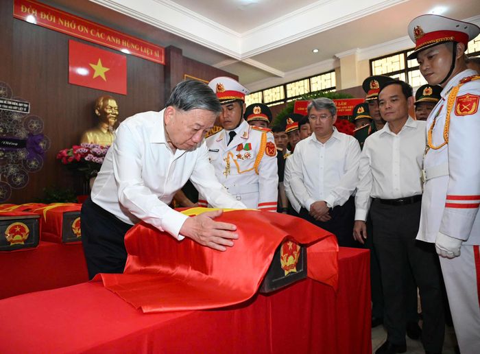 Tổng Bí thư, Chủ tịch nước Tô Lâm tại khu vực quàn hài cốt liệt sĩ. Ảnh: VIỆT DŨNG