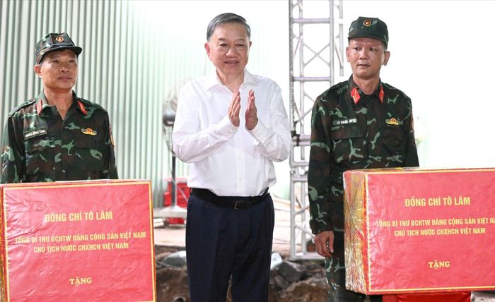 Tổng Bí thư, Chủ tịch nước Tô Lâm tặng quà, động viên các lực lượng đang làm nhiệm vụ tìm kiếm, quy tập hài cốt liệt sĩ tại Công viên Lê Thị Riêng. Ảnh: VIỆT DŨNG
