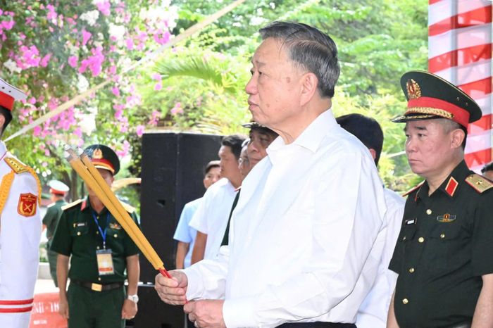Tổng Bí thư, Chủ tịch nước Tô Lâm dâng hương tưởng niệm các Anh hùng liệt sĩ tại Công viên Lê Thị Riêng. Ảnh: VIỆT DŨNG