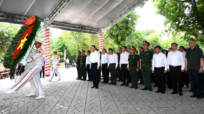 Đoàn đại biểu tham dâng hoa, dâng hương tưởng niệm Tổng Bí thư Trần Phú và các Anh hùng liệt sĩ. Ảnh: VIỆT DŨNG