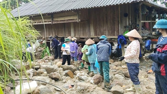 Sáng 17-7, người dân dọn bùn và đá tại xã Mường Than (tỉnh Lai Châu) do nước lũ tràn qua. Ảnh: UBND XÃ MƯỜNG THAN