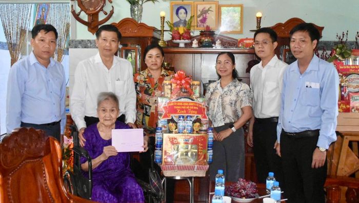  Trưởng Ban Nội chính Thành ủy TPHCM Trần Văn Tuấn đến thăm gia đình bà Lê Thị Thanh. Ảnh: LÊ MINH 