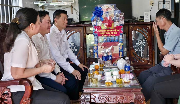  Trưởng Ban Nội chính Thành ủy TPHCM Trần Văn Tuấn đến thăm gia đình ông Vũ Minh Đệ. Ảnh: LÊ MINH 