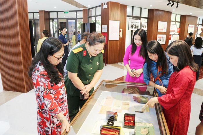 Nhiều tư liệu, hiện vật quý được trưng bày. Ảnh: NGUYỄN HOA