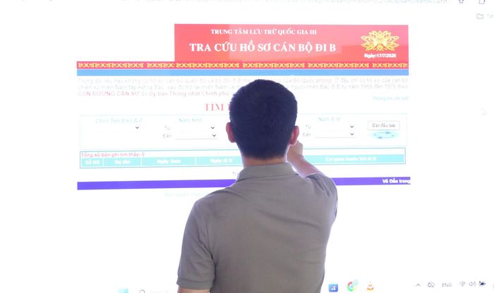 Tra cứu hồ sơ cán bộ đi B đang được bảo quản tại Trung tâm Lưu trữ quốc gia III. Ảnh: HOA NGUYỄN