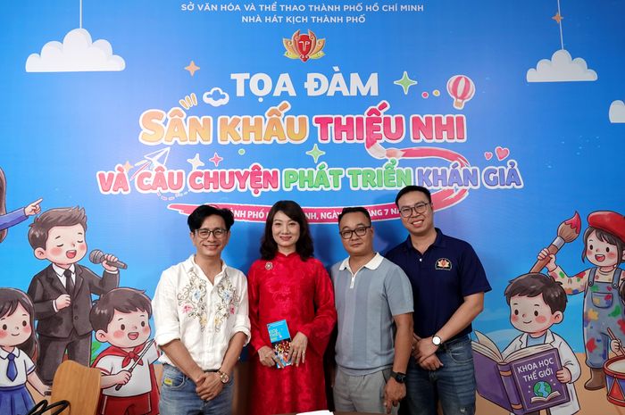  Các nghệ sĩ đang trực tiếp làm sân khấu thiếu nhi tham gia tọa đàm "Sân khấu thiếu nhi và câu chuyện phát triển khán giả". Ảnh: THÚY BÌNH 